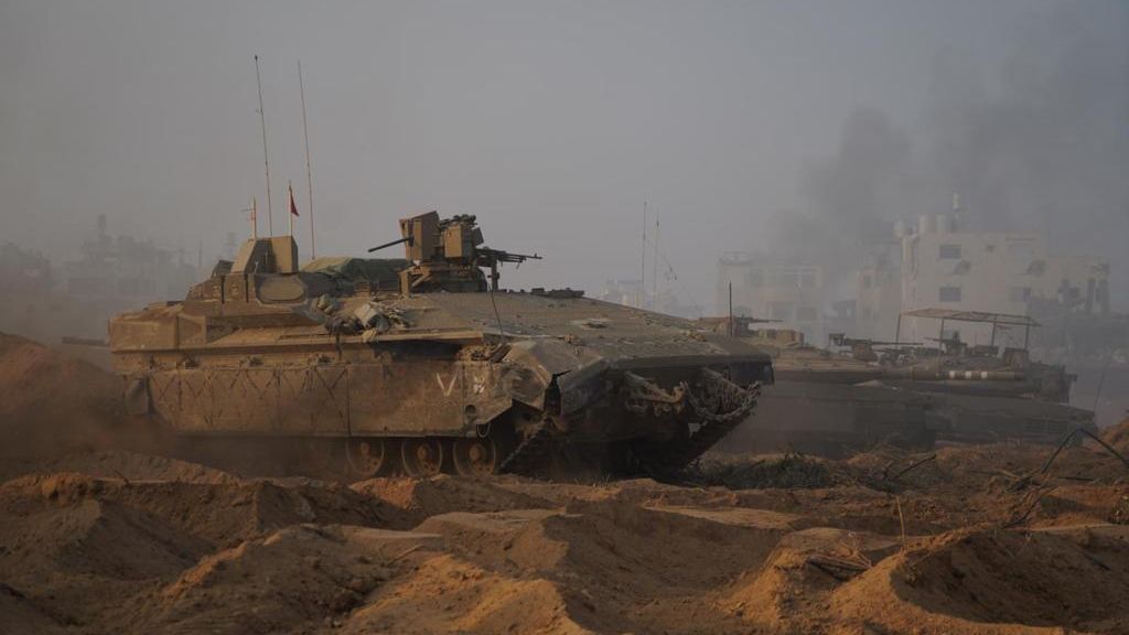 Zprávy z bojiště: Izraelci hlásí boje v „srdci Gazy“. Kleště se svírají